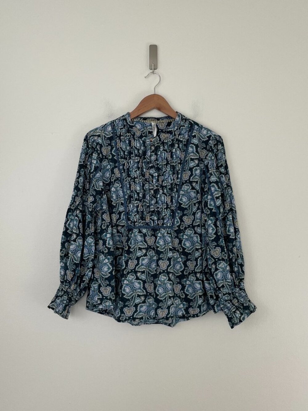 Anthropologie Floral Henley Peasant Top in Blue Motif Size Large